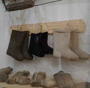 Чтоб зимою не болеть, надо валенки надеть!