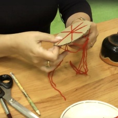 Браслет из шерстяных нитей